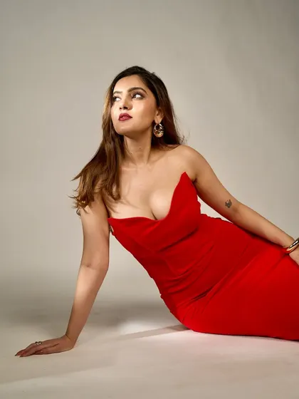 A powerful and glamorous look featuring a bold red lip. The skin is kept luminous to balance the intensity of the lip color, creating a sophisticated and modern feel.