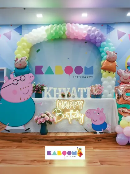Oink oink! A perfect party for a Peppa Pig fan. We use bright colors, character cutouts of the whole family, and a rainbow balloon arch to create a cheerful atmosphere.