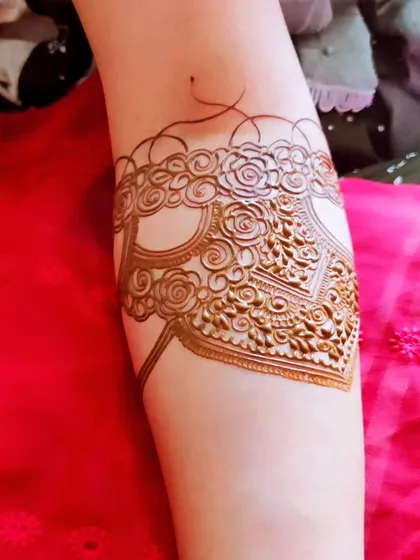 The start of a beautiful jewelry-style design on the arm.