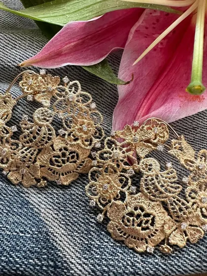 These large hoops are handcrafted in 18k gold to resemble intricate lace, with birds and flowers woven into the design. Sprinkled with natural diamonds, they are both casual and smart, perfect for any occasion.