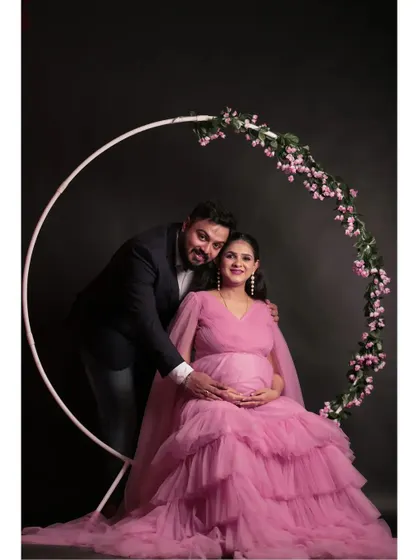 Our large ring stand is a very popular prop, especially for maternity and pre-wedding shoots. It can be decorated with flowers, as seen here.