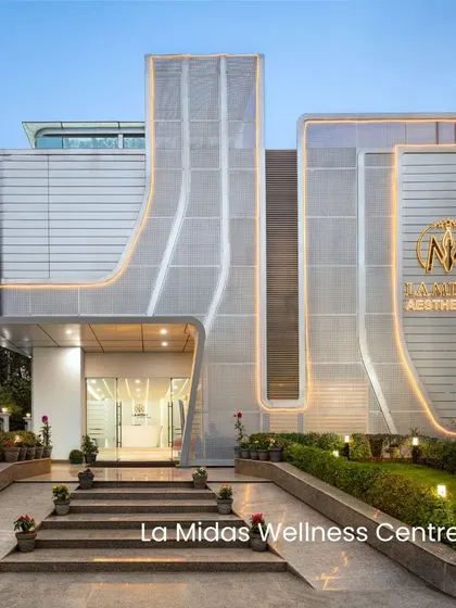 This evening view of La Midas Wellness Centre highlights how soft illumination accentuates its flowing form. The design transforms a former residence into a landmark of wellness and architectural innovation.