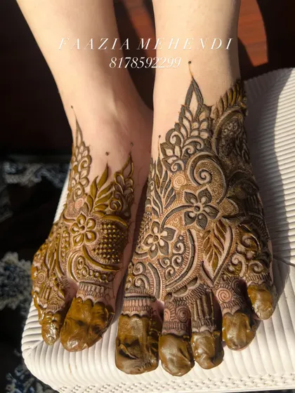 A beautiful bridal feet design with a mix of bold and fine lines. The pattern covers the entire top of the foot.