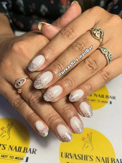This timeless look features a soft milky white base with a cascading silver glitter ombré from the tips. It's an effortlessly glamorous design that feels like stardust on your fingertips.