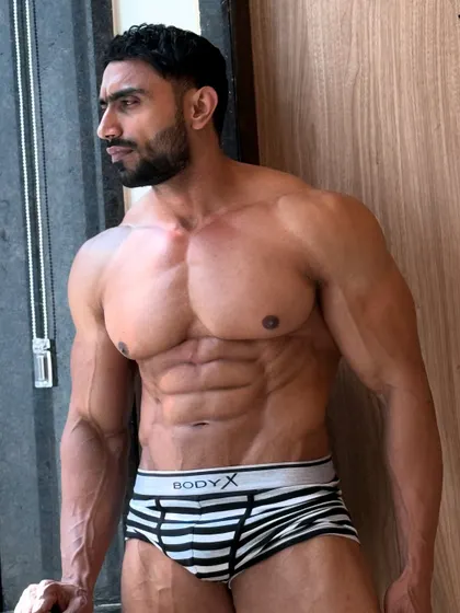 Side view, showing the oblique muscles.