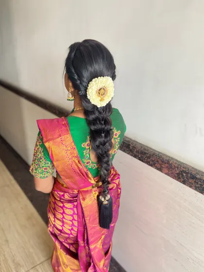 Another beautiful example of a traditional braid, adorned with a single round flower arrangement (billa). Simple, elegant, and timeless.