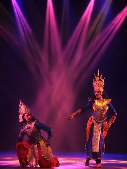 Another powerful stage visual from '18 Days', showcasing the dynamic between Krishna and Arjuna. The use of lighting and posture helps to tell the story of their journey through the war.