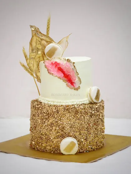 This two-tier geode cake, covered in edible gold sequins, is one of the stunning creations from my advanced cream cake workshop. Students learn how to create the crystal effect and achieve a polished, professional finish.