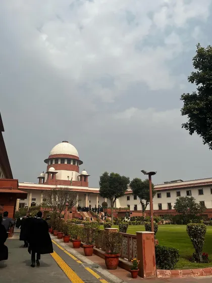 The Supreme Court building on a cloudy day, a place that represents the immense responsibility and privilege of my work. Each visit renews my purpose as a lawyer.