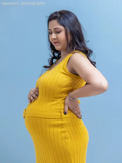 A solo portrait is a must have to celebrate the mother-to-be. In my studio, we can create these classic, vibrant images that beautifully highlight the baby bump and the serene confidence of motherhood against a simple, clean backdrop.