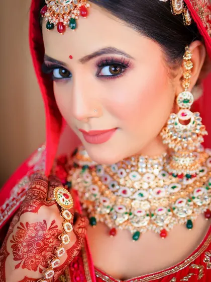 A direct and engaging portrait. The bride's eyes connect with the camera, creating a powerful and personal image.