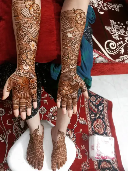 A full hands and feet design for Asna's 'baath pakki' ceremony. It was a joy to be part of this beautiful family's celebration.