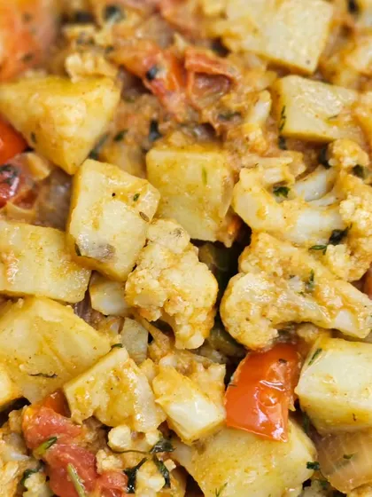 A classic Aloo Gobi, with cauliflower and potatoes cooked in a savory tomato and onion gravy.
