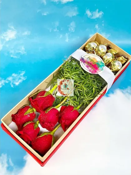 A classic gift of love for under ₹1000. This box contains beautiful red roses and a section of Ferrero Rocher chocolates, tied with a birthday ribbon.
