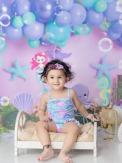 Sitting on her little bed, surrounded by bubbles and sea creatures. The details in this set make it truly magical.
