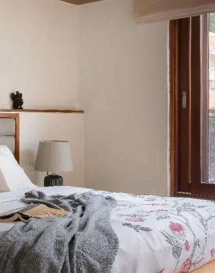 A wider view of the live-edge bed in a beautifully styled bedroom, creating a comfortable and elegant retreat.