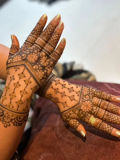 A chic and modern design for the back of the hands. The geometric patterns combined with floral borders create a look that is both elegant and contemporary.
