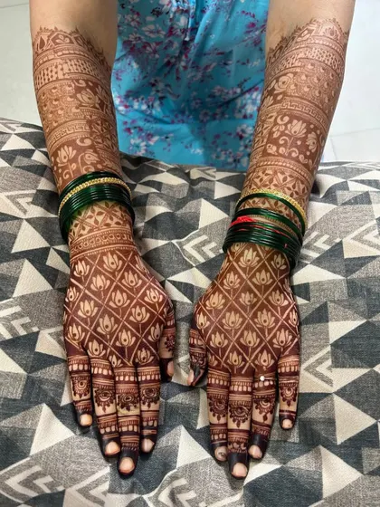 The back of the hands for the full floral design, featuring a lovely lotus jaal pattern. The symmetry is so satisfying.
