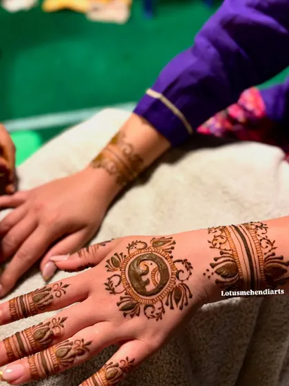 Another view of the Ganesha-themed guest mehendi, showcasing its simple beauty.