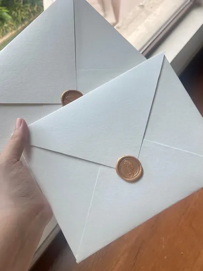 Sunday dreaming. Sending out these gorgeous classic gold on white handwritten letters. The mandate was minimal and classy, and I'm so happy with how the textured paper, gold ink, and feather wax seal came together.