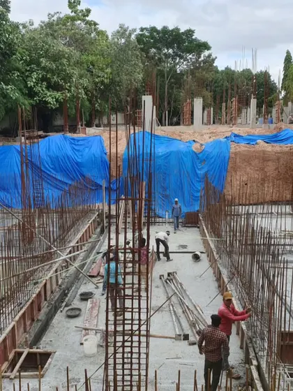 The basement level under construction at the Campus Biovet site. This phase involved extensive concrete and reinforcement work, forming the structural base for the three-story building above.