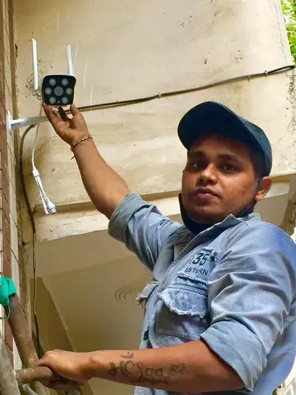 Installing a 4G bullet camera that works with a SIM card. This is a great solution for locations without a Wi-Fi connection.
