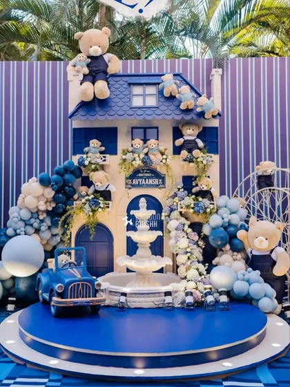 The full view of the teddy bear house, a testament to how we combine luxury decor with childhood wonder. The entire setup, from the balloon clouds to the miniature car, is designed to create a cohesive, magical world.