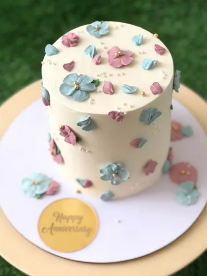 Another angle of the scattered floral anniversary cake.