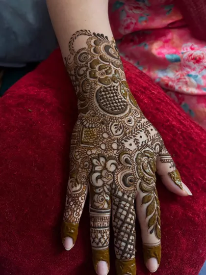 A full palm design that is intricate and detailed. This is a great option for a guest who wants a more elaborate look.