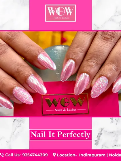 A stunning combination of textures and finishes. These almond-shaped nails feature a beautiful pink chrome effect paired with a sparkling sugar glitter accent nail.