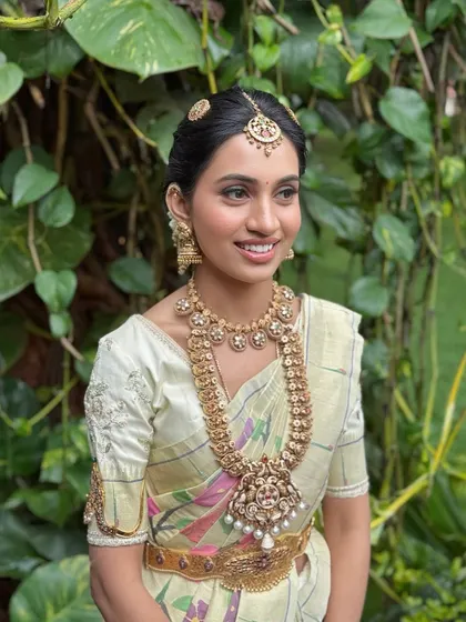 A timeless South Indian glow. This look is all about heritage and joy, with classic makeup, a traditional updo, and a smile that lights up the room, creating a magical and harmonious bridal portrait.