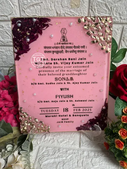 A final look at the elegant pink and gold resin invitation, a perfect way to announce the beginning of a new journey.