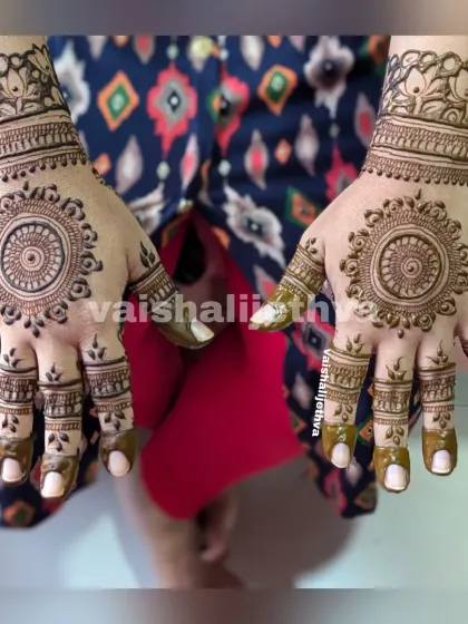A classic mandala design on the back of the hands. The circular pattern is timeless and elegant, suitable for any occasion.