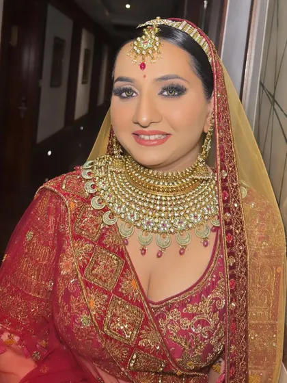 Stunner alert. My bride Apoorva looks absolutely radiant with classic smokey eyes, a neutral lip, and a flawless base that complements her magnificent kundan jewelry.