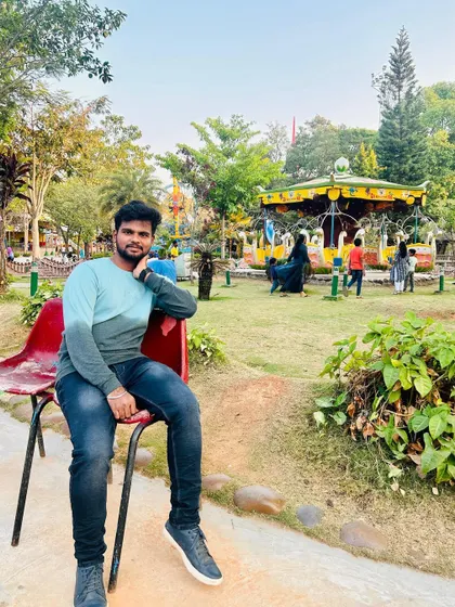 A moment of rest in the green spaces of the amusement park.