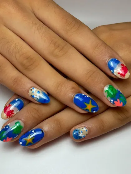 For the ultimate ocean lover. This detailed set features everything from crabs and turtles to starfish and bubbly waves, creating a vibrant underwater scene across the nails.
