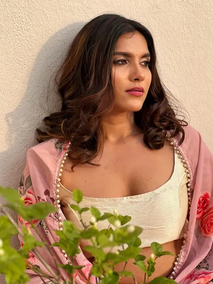 A beautiful sunset shot with actress Vainidhee. I created a soft, romantic makeup look with a gentle smokey eye and nude lip to match the floral, breezy outfit.