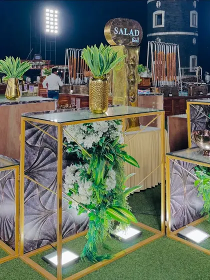 The elegant and contemporary design of the salad counter.