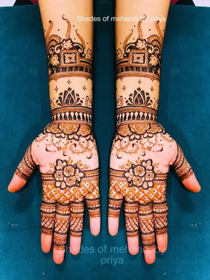A gorgeous floral bridal design extending up the arms. The combination of delicate lines and bold filled patterns gives it a very rich look.