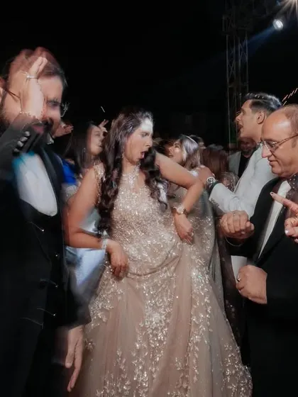 The bride dancing with her father, a sweet and energetic moment from the cocktail night.