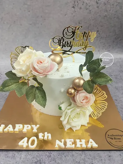Another beautiful ginkgo floral cake for a 40th birthday celebration. This design uses white and pink roses with gold accents for a timeless and classic look.