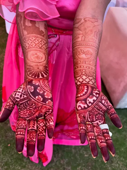 Another example of a beautiful, dark stain from my natural henna, this time for a baby shower. The design is clear and the color is rich and deep.
