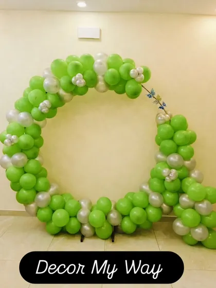 This open-ring balloon structure in fresh green and silver offers a modern and airy feel. The small butterfly accent adds a whimsical touch, making it suitable for birthdays, baby showers, or garden parties.