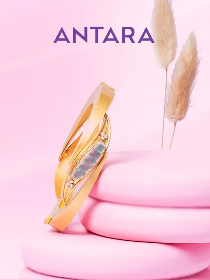 A 22kt brushed gold kada meets the deep allure of green tourmalines. This piece redefines elegance with its clean lines, modern form, and a touch of natural gemstone beauty.