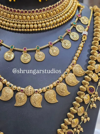 The layering of different necklaces like the Laxmi haar and mango mala creates a stunning effect, perfect for a Maharashtrian bride.