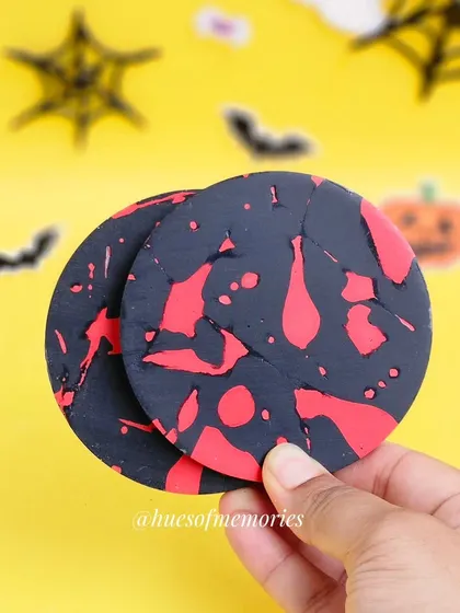 These mini coasters have a spooky blood-splatter effect on a black background. They are made from durable, spill-proof eco-resin, perfect for your Halloween party.