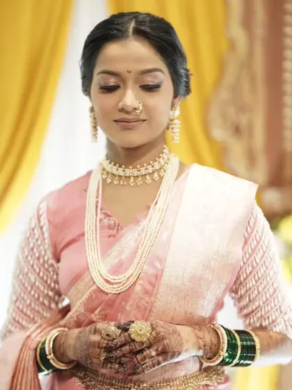 A graceful Maharashtrian bride with elegant and minimal mehandi, perfect for her traditional look.