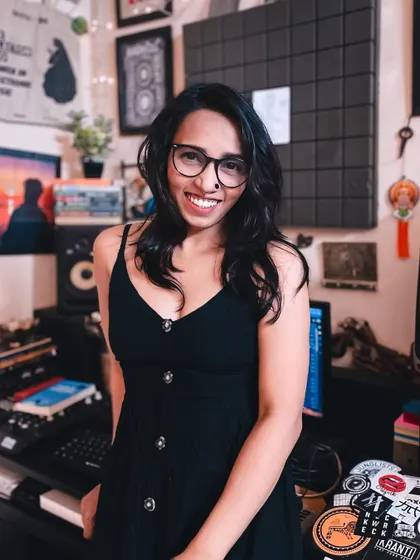 A smile in the studio. Despite the challenges, I'm filled with gratitude for this journey. This positive and encouraging energy is what I bring to every workshop, creating a supportive space for you to grow as an artist.