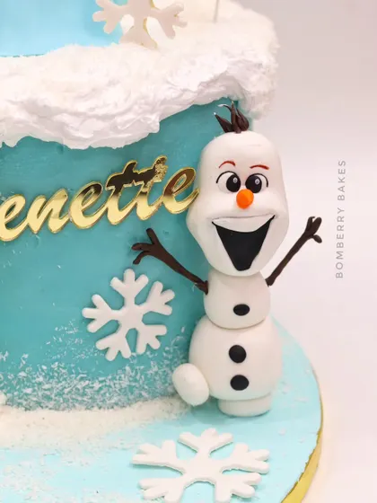 A close-up of the cheerful Olaf figurine from the Frozen-themed cake. You'll learn how to assemble characters piece by piece and add small details that bring them to life.