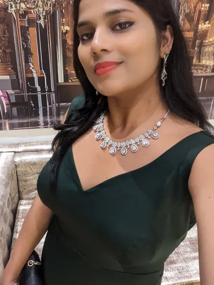 A selfie showing off my bottle green body-fit mermaid dress. It's a simple yet very elegant gown, perfect for a cocktail party or a formal dinner.